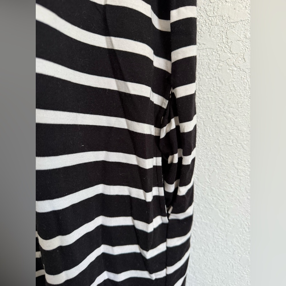 NWOT Uniqlo Airism Black and White Striped Built-in bra T-shirt Maxi Dress - Picture 2 of 4